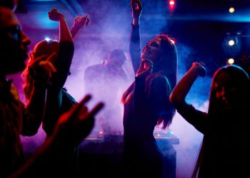 A partir de hoy lunes las discotecas y espacios de baile al aire libre vuelven a cerrar en Italia, en un esfuerzo para frenar el aumento de contagios de coronavirus, principalmente entre los jóvenes