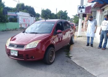 Conductora provocó un aparatoso accidente de tránsito en el poniente de la ciudad, pues a pesar de los topes y la señalética “no se percató” que en la esquina habían dos señales de alto de disco