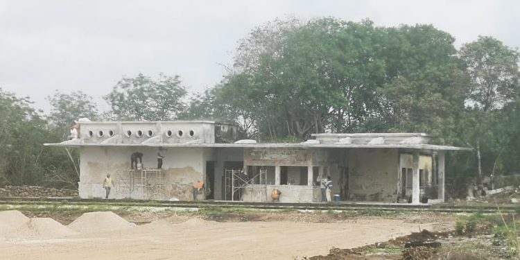 El Instituto Nacional de las Bellas Artes (INBA) autorizó la demolición de la antigua estación de ferrocarril de Maxcanú, para la cual se utilizó maquinaria pesada / Se trataba de un edificio de hace 60 años