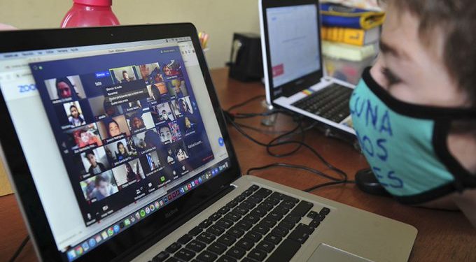 El 24 de agosto comenzará el próximo ciclo escolar en la modalidad a distancia, dice Esteban Moctezuma, titular de la SEP / Las clases presenciales solo se impartirán cuando se establezca el semáforo verde por la pandemia de COVID19 / Las clases en las comunidades indígenas serán por radio