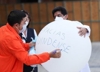A iniciativa del personal médico, pacientes dados de alta del Hospital temporal del Centro de Convenciones Yucatán Siglo XXI liberan un globo blanco como símbolo de su recuperación del coronavirus
