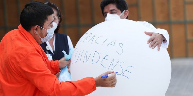 A iniciativa del personal médico, pacientes dados de alta del Hospital temporal del Centro de Convenciones Yucatán Siglo XXI liberan un globo blanco como símbolo de su recuperación del coronavirus