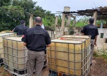 La Fiscalía General de la República (FGR) en Yucatán, cumplimentó una orden de cateo por robo de hidrocarburos en un predio ubicado en la carretera Mérida-Puerto Juárez, en el tramo Libre Unión-Mérida: se aseguró un volumen de tres mil 290 litros de hidrocarburo, distribuidos en seis contenedores