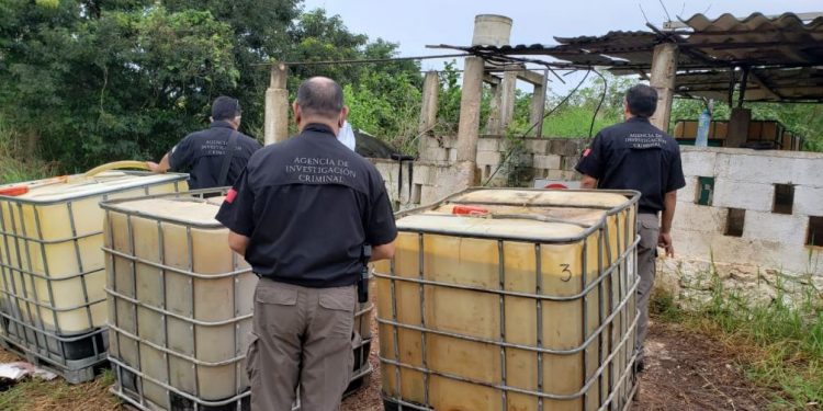 La Fiscalía General de la República (FGR) en Yucatán, cumplimentó una orden de cateo por robo de hidrocarburos en un predio ubicado en la carretera Mérida-Puerto Juárez, en el tramo Libre Unión-Mérida: se aseguró un volumen de tres mil 290 litros de hidrocarburo, distribuidos en seis contenedores