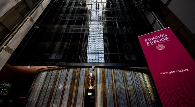 SFP determinó sancionar a Nexos por casi un millón de pesos e inhabilitarla por 2 años “tras una minuciosa investigación” / “La empresa editorial proporcionó información falsa para lograr un contrato por adjudicación directa en una campaña institucional del Seguro Social”