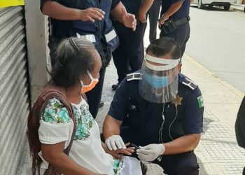 Taxi atropelló a señora de la tercera edad en el centro de Mérida / Paramédicos municipales atendieron a la abuelita que resultó policontundida