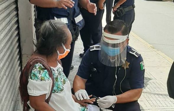 Taxi atropelló a señora de la tercera edad en el centro de Mérida / Paramédicos municipales atendieron a la abuelita que resultó policontundida