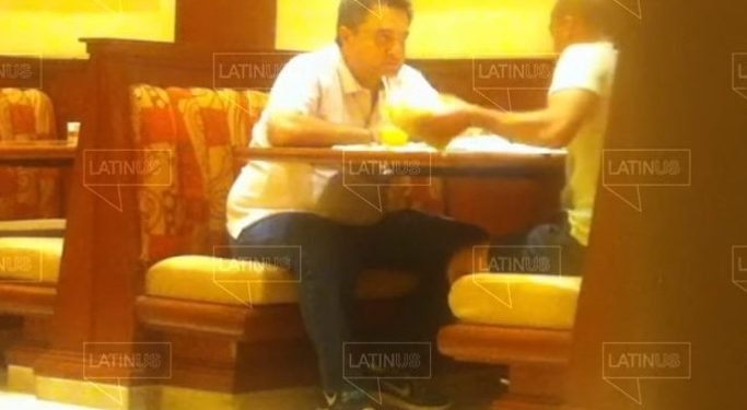 David León Romero, funcionario del gobierno federal, reconoce que es él quien sale en el video difundido por “Latinus” y el lector de noticias yucateco, Carlos Loret de Mola, dando dinero en 2015 a Pío López Obrador, hermano del presidente, para la campaña electoral
