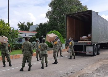 Ejército Mexicano traslada aproximadamente 7 toneladas de equipo médico de protección personal: overoles, mascarillas, gorros, lentes tipo goggles, caretas, cubrebocas, gel antibacterial, entre otros artículos