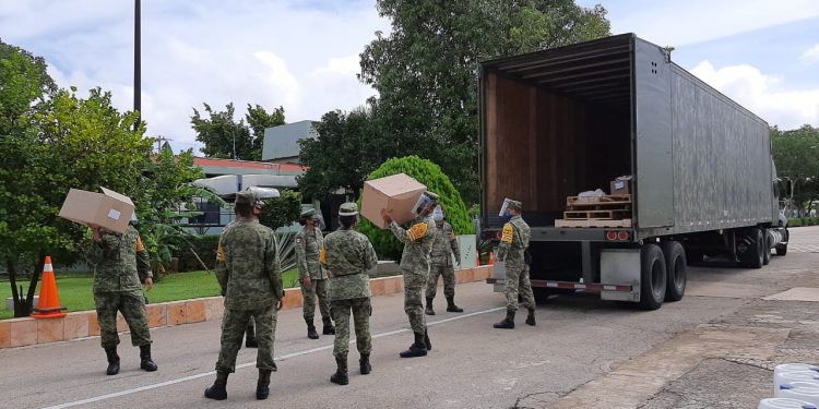 Ejército Mexicano traslada aproximadamente 7 toneladas de equipo médico de protección personal: overoles, mascarillas, gorros, lentes tipo goggles, caretas, cubrebocas, gel antibacterial, entre otros artículos