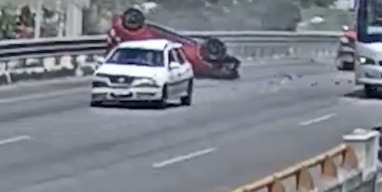 Un conductor que conducía borracho, hizo caso omiso de la señal de alto en un retén, huyó a toda velocidad, perdió el control de su unidad y terminó chocando, tras provocar la muerte de uno de los pasajeros que lo acompañaba, en el periférico de Mérida