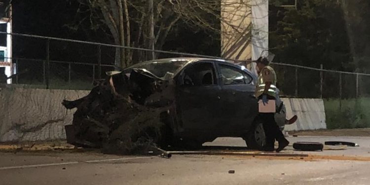 Mortal choque en las primeras horas de hoy de una persona de unos 30 años de edad en el periférico sur de Mérida / Perdió el control y se proyectó contra muro de concreto