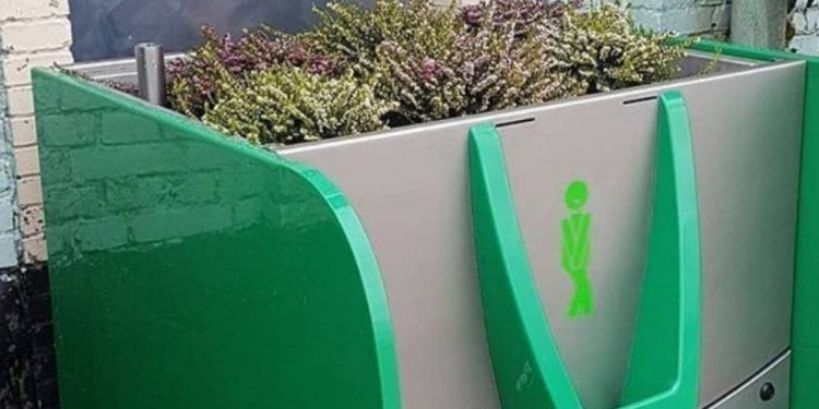 La ciudad de Amsterdam, Holanda, tomó una nueva y curiosa medida para hacer frente a los turistas meones que orinan en la calle: instalar macetas especiales que funcionan como urinarios
