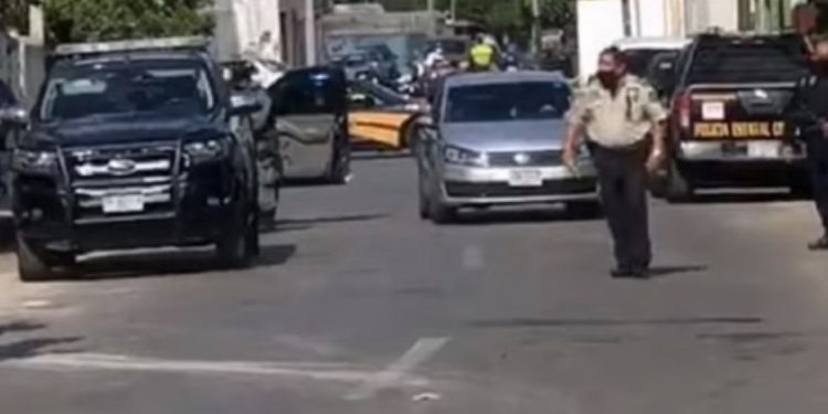 Únicamente dos personas de la banda de ladrones que el pasado 24 de agosto asaltaron a una mujer en un supermercado del centro de Mérida permanecerán detenidos, mientras los otros tres no fueron vinculados por falta de pruebas, según el juez