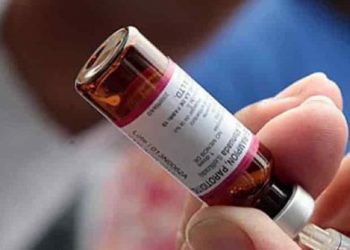 La aplicación de la vacuna Triple Viral para prevenir y/o tratar COVID-19 no está autorizada y puede causar efectos adversos a la salud, por lo que no debe ser aplicada para un propósito diferente a la que fue autorizada, advierte Cofepris