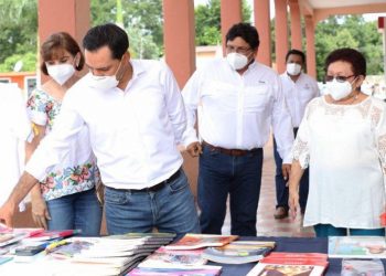 Gobernador Mauricio Vila Dosal realiza gira de trabajo por Chicxulub Pueblo y Dzoncauich para supervisar la entrega de útiles escolares del programa “Impulso Escolar”