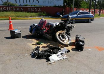 Gravemente resultó un motociclista tras chocar su moto de lujo contra un camión recolector de basura / El accidente se registró en el kilómetro 10 de la carretera Mérida-Cancún, exactamente en el entronque con la hacienda Teya
