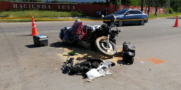 Gravemente resultó un motociclista tras chocar su moto de lujo contra un camión recolector de basura / El accidente se registró en el kilómetro 10 de la carretera Mérida-Cancún, exactamente en el entronque con la hacienda Teya