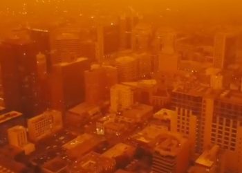 El color del cielo se oscureció y se tiñó de un apocalíptico color anaranjado-cobrizo / En Oakland, al este de San Francisco, California, los incendios sin precedente han convertido en un horno a dicho Estado que se asfixia con el humo y el calor sofocante