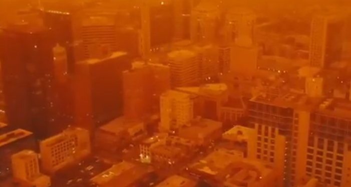 El color del cielo se oscureció y se tiñó de un apocalíptico color anaranjado-cobrizo / En Oakland, al este de San Francisco, California, los incendios sin precedente han convertido en un horno a dicho Estado que se asfixia con el humo y el calor sofocante