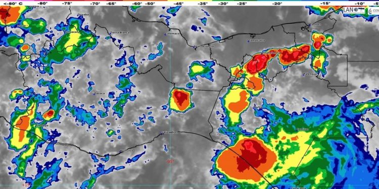 La circulación ciclónica de la depresión tropical Nana genera nublados muy densos de gran desarrollo vertical en Chiapas con potencial de tormentas de muy fuertes a localmente intensas para las próximas horas