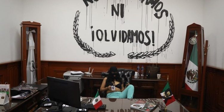 Colectivos feministas y familiares de víctimas convirtieron las oficinas de la Comisión Nacional de Derechos Humanos “en una casa de refugio para mujeres vulneradas por un delito”