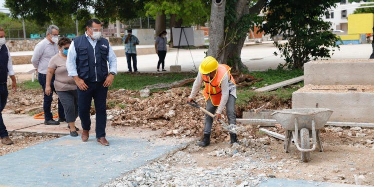 Alcalde de Mérida supervisa la remodelación del parque de la colonia Miraflores / 22 parques han sido remodelados o se encuentran en proceso bajo este esquema de diseño participativo
