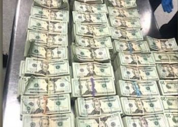 Dentro de una caja llena de muebles enviada a la República Dominicana desde el aeropuerto de Miami, había una silla llena de una enorme cantidad de dinero en efectivo: casi medio millón de dólares