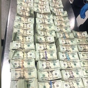 Dentro de una caja llena de muebles enviada a la República Dominicana desde el aeropuerto de Miami, había una silla llena de una enorme cantidad de dinero en efectivo: casi medio millón de dólares