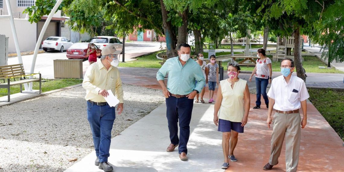 El alcalde, Renán Barrera Concha, hizo la entrega de andadores y remodelación del parque Papala, área que conforma parte del proyecto de diseño participativo “Paseos de Mulsay”