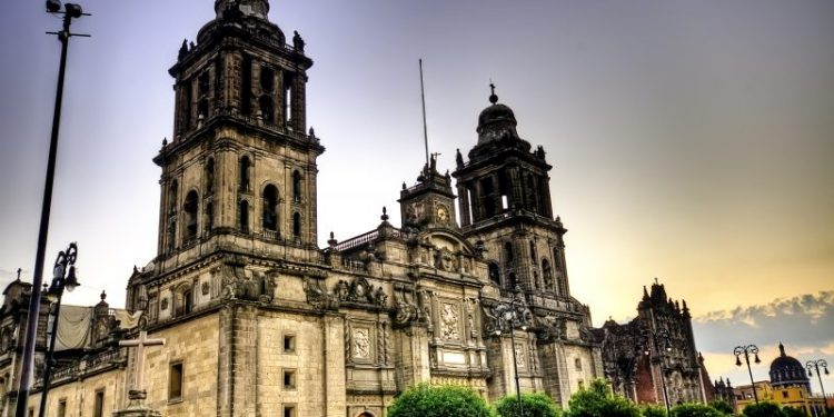 Luego de varios informes de que la Catedral Metropolitana había sido tomada por el Ejército el domingo, el Arzobispo Primado de México, Carlos Aguiar Reter, y el padre José de Jesús Aguilar, rechazaron tal versión