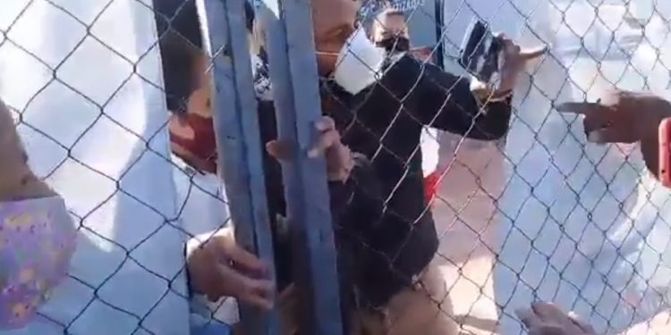 Protesta frente a la empresa de “Grupo Fortaleza Autofinanciamiento”, para denunciar “fraude” y exigir la devolución de su dinero entregado para obtener un auto