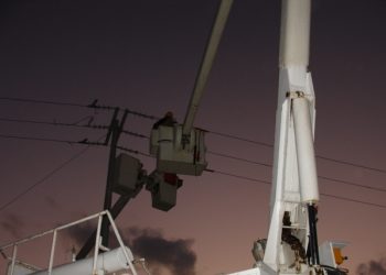 Ante las quejas por las fallas constantes en el flujo de electricidad, la CFE realiza trabajos de mantenimiento permanentes a las Redes Generales de Distribución para garantizar el servicio de energía eléctrica