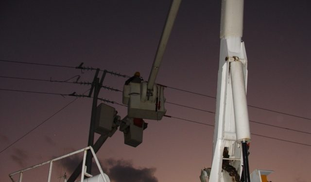 Ante las quejas por las fallas constantes en el flujo de electricidad, la CFE realiza trabajos de mantenimiento permanentes a las Redes Generales de Distribución para garantizar el servicio de energía eléctrica