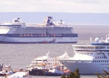 Debido a que continúa la pandemia de coronavirus, la empresa Carnival Cruise Line anunció que cancelaría varios de sus viajes planificados y que vendería dos naves más de su flota