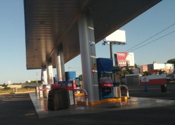 Personal del Ayuntamiento de Mérida se mantiene vigilante de que propietarios de gasolinera G 500 ubicada en avenida Vasconcelos no rompan los sellos de clausura impuestos por orden de un juez como ha ocurrido en otras ocasiones