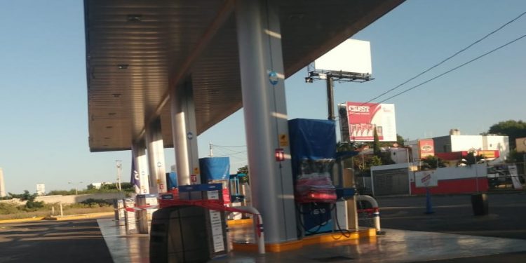 Personal del Ayuntamiento de Mérida se mantiene vigilante de que propietarios de gasolinera G 500 ubicada en avenida Vasconcelos no rompan los sellos de clausura impuestos por orden de un juez como ha ocurrido en otras ocasiones