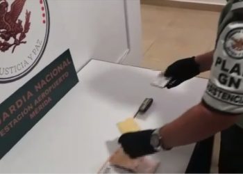 Licencias de conducir y credenciales para votar falsas fueron detectadas por la Guardia Nacional en un paquete enviado del Estado de México a Mérida a través del aeropuerto