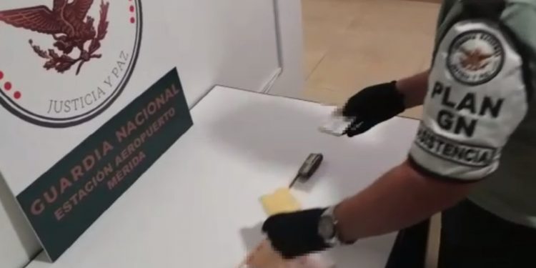 Licencias de conducir y credenciales para votar falsas fueron detectadas por la Guardia Nacional en un paquete enviado del Estado de México a Mérida a través del aeropuerto