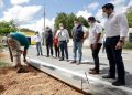En la comisaría de Sierra Papacal, el alcalde de Mérida, Renán Barrera, realizó una entrega simbólica de un paquete de obras
