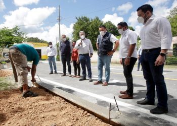 En la comisaría de Sierra Papacal, el alcalde de Mérida, Renán Barrera, realizó una entrega simbólica de un paquete de obras