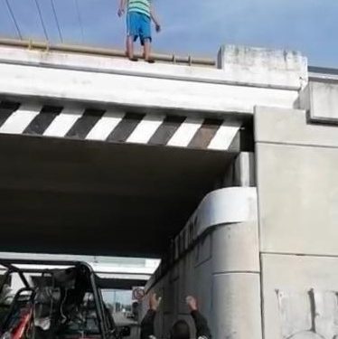 Persona caminaba en barandal de puente sobre el periférico en Anikabil: se tiró y lastimó a policía estatal que intentó amortiguar su caída
