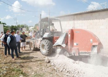 El alcalde Renán Barrera supervisa la ampliación de la red de agua potable en la colonia Emiliano Zapata Sur III