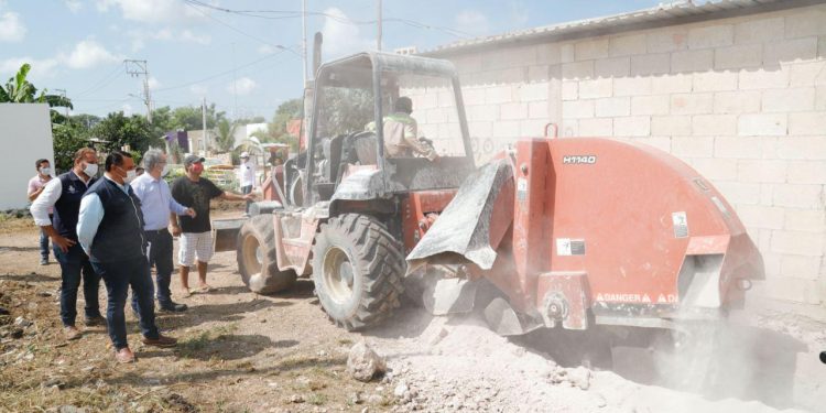 El alcalde Renán Barrera supervisa la ampliación de la red de agua potable en la colonia Emiliano Zapata Sur III