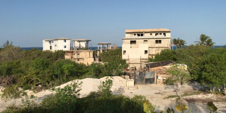 El crecimiento caótico, desordenado y depredador sigue desbocado en Holbox, oficialmente Reserva de la Biósfera / La SCJN se metió en la pugna al ordenar nueva delimitación a favor de desarrollos inmobiliarios en la Isla Grande