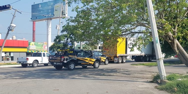 Un tráiler arrastró un cable de una cablera que dejaron colgando a baja altura los empleados sobre la avenida Yucatán: estalló un transformador y arrancó un árbol