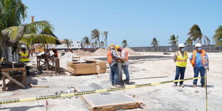Román Meyer Falcón, Secretario de Desarrollo Agrario, Territorial y Urbano del gobierno federal visitó ayer Progreso para supervisar las obras del museo y jardines que se edifica en lo que era el “Parque de la Paz”