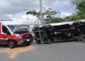 Da vuelta en U en zona prohibida y provoca choque con ambulancia de la Secretaría de Seguridad Pública: terminó volcado