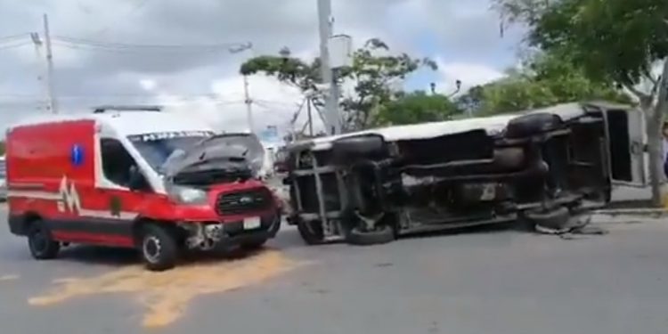 Da vuelta en U en zona prohibida y provoca choque con ambulancia de la Secretaría de Seguridad Pública: terminó volcado