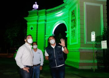 Estrena iluminación la entrada principal del Parque Zoológico del Centenario / La finalidad es destacar los elementos de la fachada